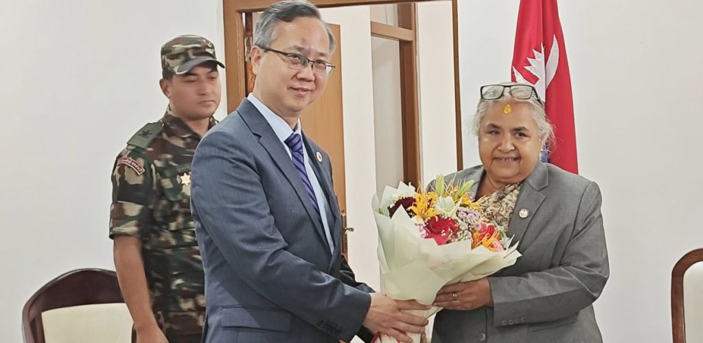 चिनियाँ राजदूतले भेटे प्रधानमन्त्री कार्कीलाई : दिए बधाई