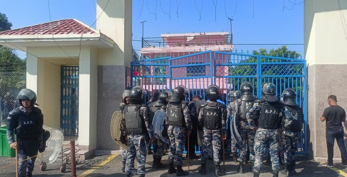 महेश बस्नेत बारा आउने थाहा पाएपछि युवाहरुले सिमरा विमानस्थल घेरे