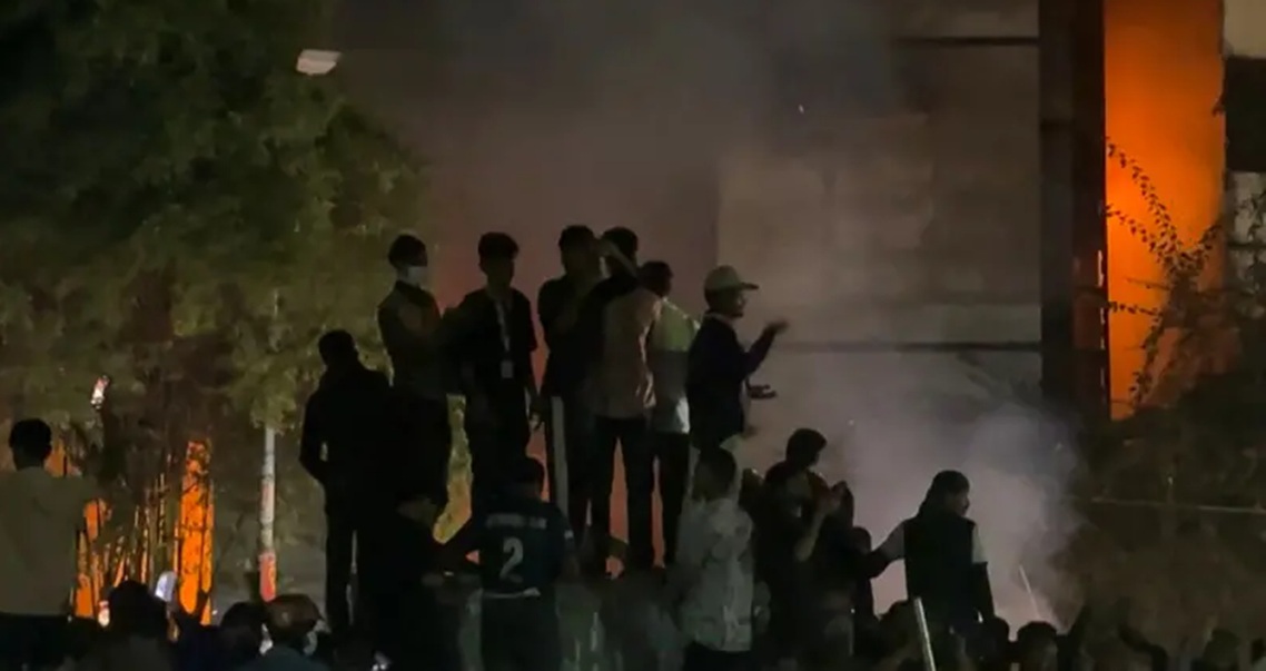 हसिनाका विरोधी विद्यार्थी नेता हादीको मृत्युपछि बंगलादेशमा हिंसा भड्कियो